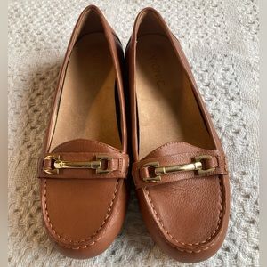 Vionic Kenya Brown Leather Slip On Loafer Gold Metal Horse Bit Size 7.5 EU 38.5